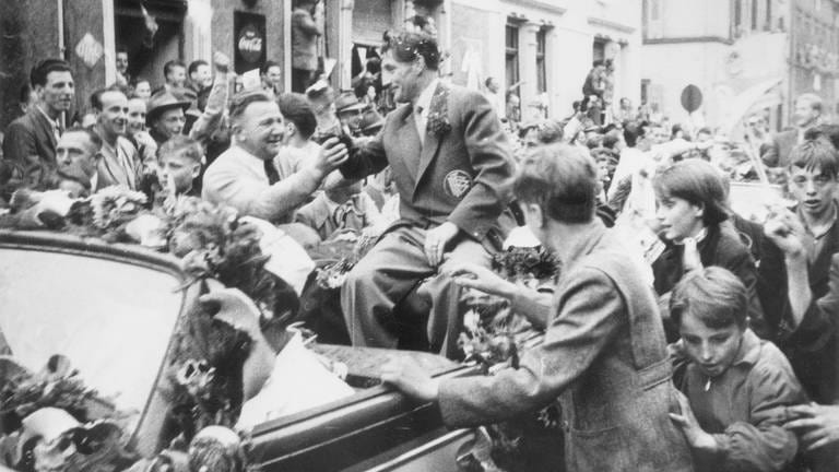 Fritz Walter, Mannschaftskapitän der siegreichen Fussballnationalmannschaft, wird in seiner Heimatstadt Kaiserlautern am 8. Juli 1954 begeistert empfangen