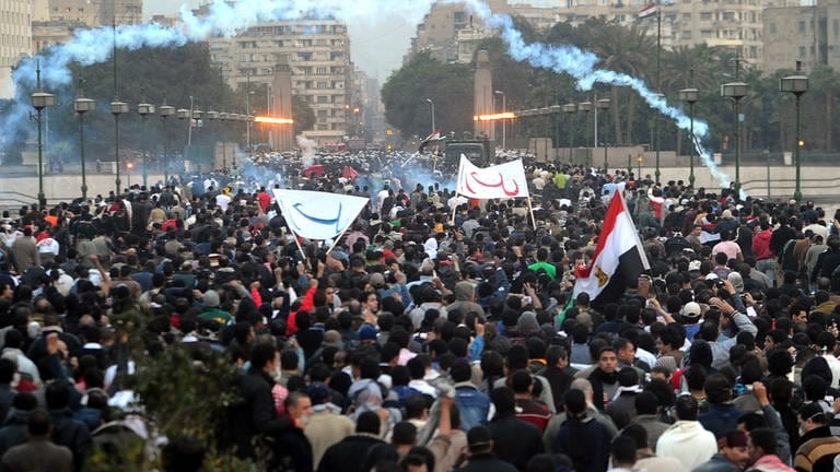 Ãgyptische Polizeikräfte setzen am 28.1.2011 bei Protesten nach dem Freitagsgebet in Kairo Tränengas ein, um Demonstranten auseinanderzutreiben (Foto: dpa Bildfunk, picture alliance / dpa | Mohamed Omar)