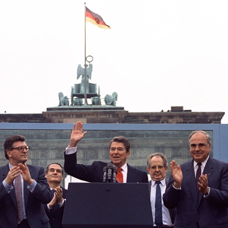 US-Präsident Ronald Reagan winkt in die Menge nach seiner Rede vor dem Brandenburger Tor in Westberlin, wo er am 12. Juni 1987 sagte: "Herr Gorbatschow, reißen Sie diese Mauer nieder!"