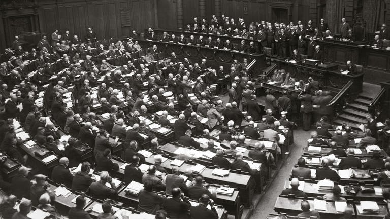 Heinrich Brüning im Reichstag am 1.4.1930 (Foto: picture-alliance / Reportdienste, picture-alliance / IMAGNO/Schostal Archiv)