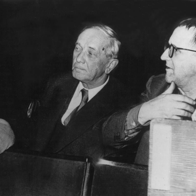Peter Suhrkamp (rechts Bertolt Brecht) am 26.4.1955 (Foto: dpa Bildfunk, Picture Alliance)