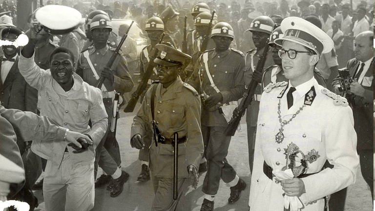 König Baudouin von Belgien (1930 - 1993) geht am 30. Juni 1960 bei der Unabhängigkeitsfeier in Leopoldville, dem heutigen Kishasa, Hauptstadt der Demokratischen Republik Kongo, durch eine jubelnde Menschenmenge (Foto: IMAGO, imago images / Belga)