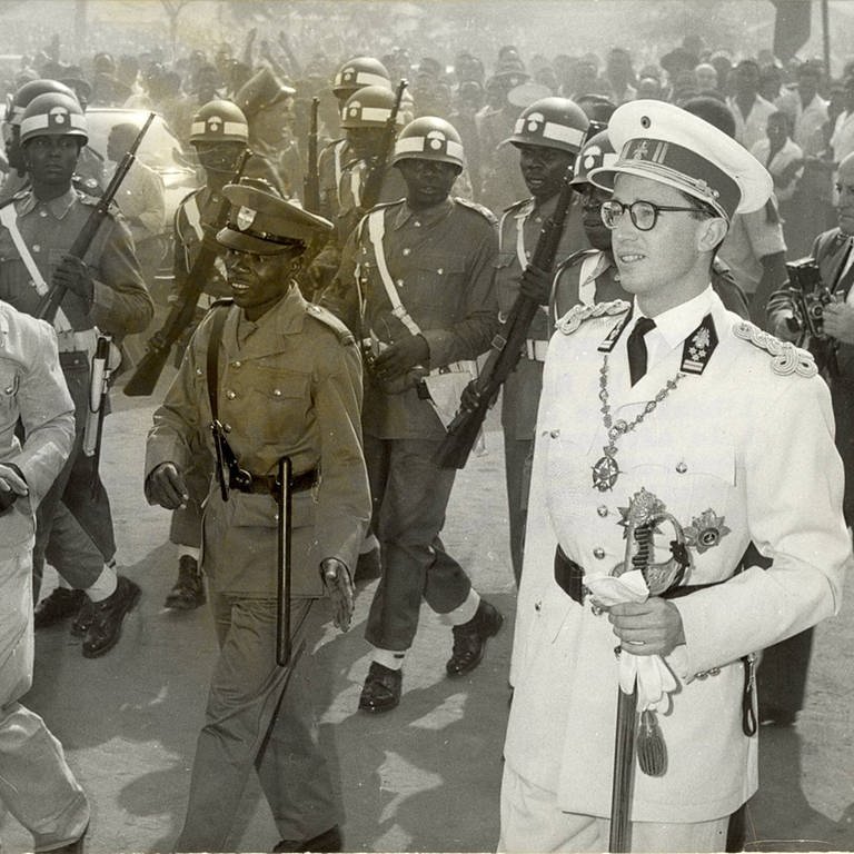 König Baudouin von Belgien (1930 - 1993) geht am 30. Juni 1960 bei der Unabhängigkeitsfeier in Leopoldville, dem heutigen Kishasa, Hauptstadt der Demokratischen Republik Kongo, durch eine jubelnde Menschenmenge