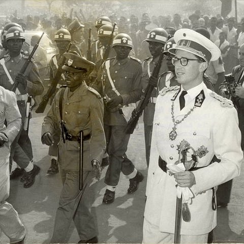 König Baudouin von Belgien (1930 - 1993) geht am 30. Juni 1960 bei der Unabhängigkeitsfeier in Leopoldville, dem heutigen Kishasa, Hauptstadt der Demokratischen Republik Kongo, durch eine jubelnde Menschenmenge (Foto: IMAGO, imago images / Belga)