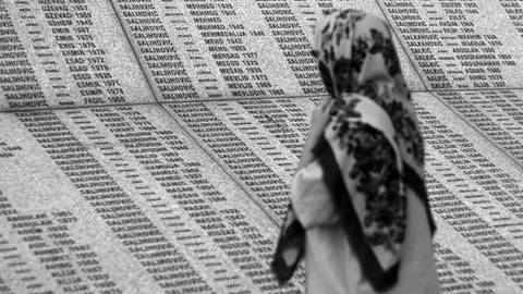 Erinnerung an die Opfer des Völkermords: Beim Massaker von Srebrenica kamen während des Bosnienkriegs am 11. Juli 1995 8.000 Bosniaken ums Leben. Serbische Soldaten ermordeten fast ausschließlich bosnische Männer und Jungen.
