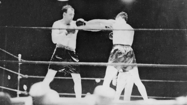 Der US-amerikanische Boxer und Weltmeister im Schwergewicht von 1932 bis 1933 Jack Sharkey (1902 - 1994) bei seinem Sieg nach Punkten über den deutschen Schwergewichtsboxer und zwischen 1930 und 1932 Boxweltmeister im Schwergewicht, Max Schmeling (1905 - 2005)