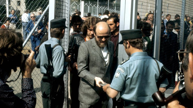 Strenge Kontrollen der Besucher am Eingang des Sicherheitszauns, der das gesamte Gerichtsgebäude umzäunt, aufgenommen am 21.5.1975 zu Beginn des Prozesses gegen den harten Kern der Baader-Meinhof-Gruppe in Stuttgart-Stammheim
