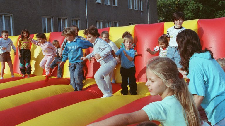Spielende Kinder eines Wohnheims für ausländische Bürger in Köpenick-Hessenwinkel bei einem Kinderfest im Oktober 1991. Rund 300 jüdische Bürger aus der gesamten UdSSR leben hier. Sie haben Kontingent-Flüchtlingsstatus.