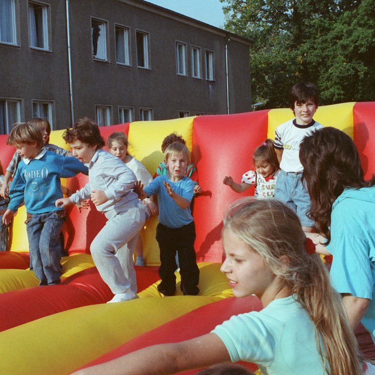 Spielende Kinder eines Wohnheims für ausländische Bürger in Köpenick-Hessenwinkel bei einem Kinderfest im Oktober 1991. Rund 300 jüdische Bürger aus der gesamten UdSSR leben hier. Sie haben Kontingent-Flüchtlingsstatus. (Foto: picture-alliance / Reportdienste, dpa-Zentralbild / (c) dpa)