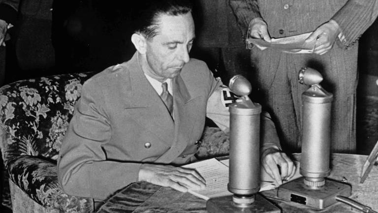 Deutscher Angriff auf die Sowjetunion am 22. Juni 1941: Joseph Goebbels (Reichsminister für Volksaufklaerung und Propaganda, am Mikrofon) gibt über den Rundfunk die Proklamation Hitlers bekannt