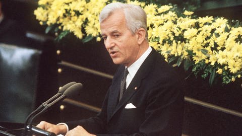 In seiner Rede vor dem Deutschen Bundestag am 8. Mai 1985 zum 40. Jahrestag der Kapitulation bezeichnet Bundespräsident Richard von Weizsäcker das Kriegsende als einen "Tag der Befreiung". (Foto: dpa Bildfunk, (c) dpa - Bildfunk)