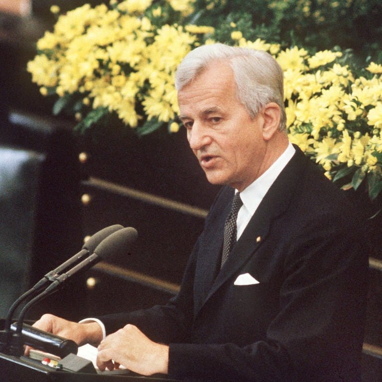 In seiner Rede vor dem Deutschen Bundestag am 8. Mai 1985 zum 40. Jahrestag der Kapitulation bezeichnet Bundespräsident Richard von Weizsäcker das Kriegsende als einen "Tag der Befreiung". (Foto: dpa Bildfunk, (c) dpa - Bildfunk)