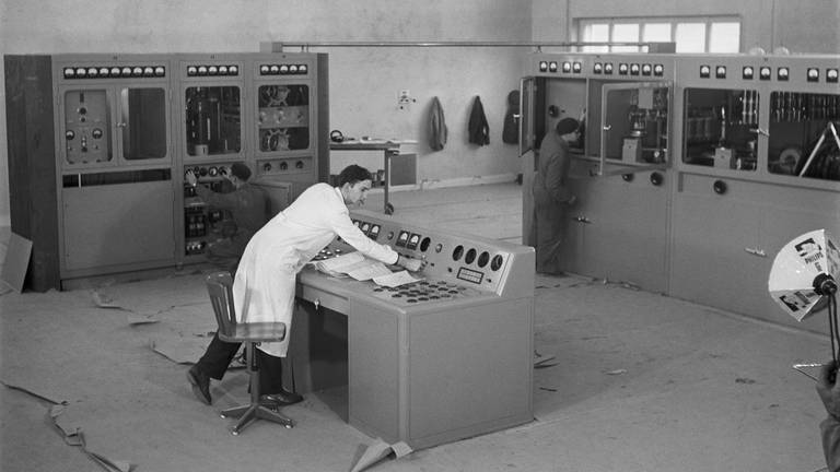 Techniker testen im Landessender Beromünster in Beromünster, Schweiz, im Dezember 1948 eine neue Sendeanlage, die ab Frühjahr 1949 in Betrieb sein soll. Radio Beromünster sendete während des Zweiten Weltkriegs in deutscher Sprache und berichtet auch über den Kriegsverlauf, ohne direkte Gegenpropaganda zum Deutschen Reich. 