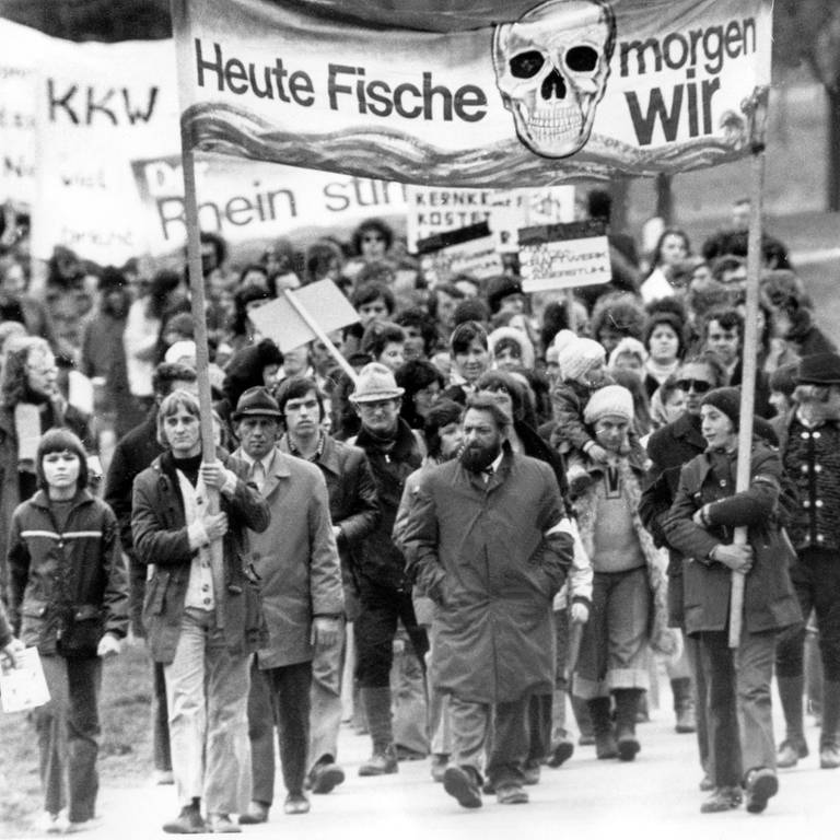 Mehrere tausend Kernkraftgegner demonstrieren am 31.3.1975 (Ostermontag) mit einem Sternmarsch und einer anschließenden Kundgebung auf dem besetzten Baugelände gegen die geplante Errichtung des Atomkraftwerkes Wyhl im Kreis Emmerdingen in Baden-Württemberg (Foto: picture-alliance / Reportdienste, picture-alliance / dpa | DB dpa Rauschnick)