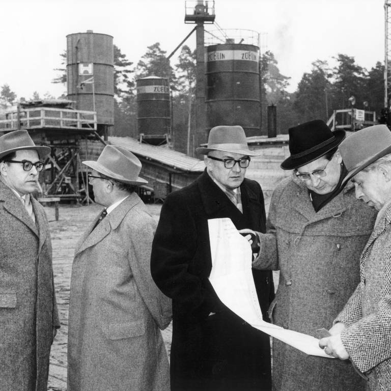 Mitglieder des Atom-Ausschusses des Bundestags besichtigen am 17. Januar 1958 das Karlsruher Reaktorgelände bei Leopoldshafen. Rechts Baudirektor Sommer, daneben (mit dunklem Hut) der Vorsitzende des Ausschusses, Dr. Thomas Dehler (FDP) (Foto: picture-alliance / Reportdienste, picture-alliance/ dpa | Duerkop)