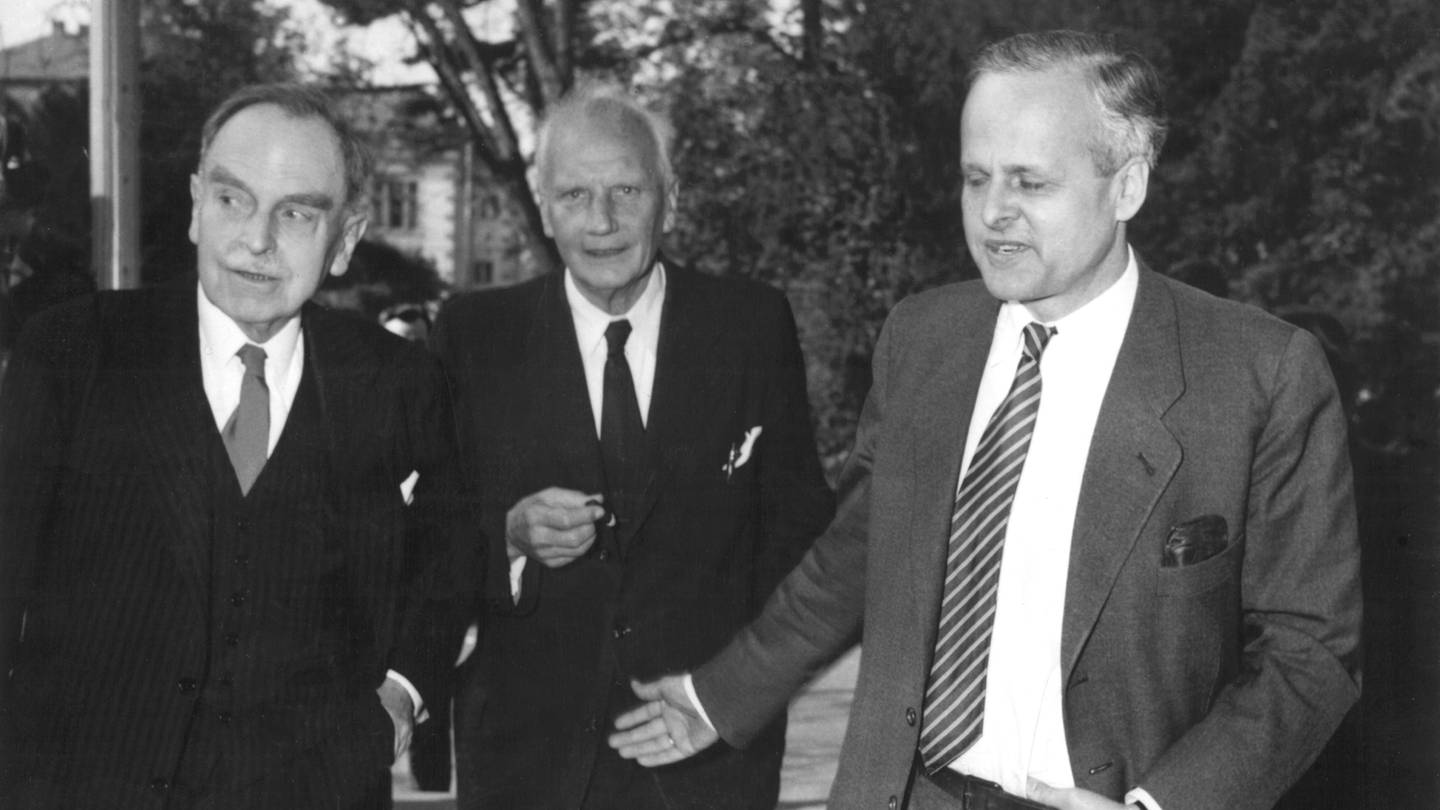 Carl Friedrich von Weizsäcker (rechts), Otto Hahn (links) und Walther Gerlach (Mitte) treffen am 17. April 1957 im Bonner Palais Schaumburg ein, um mit Bundeskanzler Konrad Adenauer die von ihm scharf kritisierte 