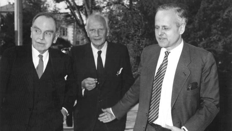 Carl Friedrich von Weizsäcker (rechts), Otto Hahn (links) und Walther Gerlach (Mitte) treffen am 17. April 1957 im Bonner Palais Schaumburg ein, um mit Bundeskanzler Konrad Adenauer die von ihm scharf kritisierte "Göttinger Erklärung" zu diskutieren (Foto: picture-alliance / Reportdienste, picture-alliance / dpa | UPI)