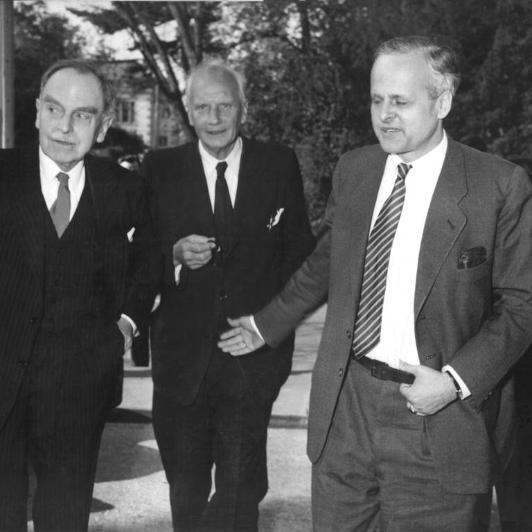 Carl Friedrich von Weizsäcker (rechts), Otto Hahn (links) und Walther Gerlach (Mitte) treffen am 17. April 1957 im Bonner Palais Schaumburg ein, um mit Bundeskanzler Konrad Adenauer die von ihm scharf kritisierte "Göttinger Erklärung" zu diskutieren
