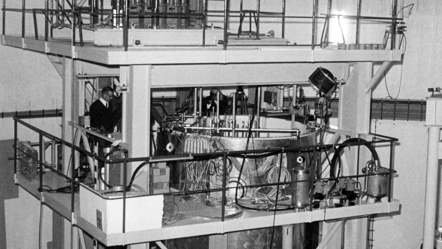 An der sogenannten Null-Leistung-Reaktoranlage werden im Kernforschungszentrum Geesthacht bei Hamburg am 8. November 1967 physikalische Experimente am Reaktorkern durchgeführt. Nach Abschluss der Versuche werden die 16 Brennelemente nach Kiel transportiert und in den Reaktor des ersten deutschen atomgetriebenen Schiffes, der 