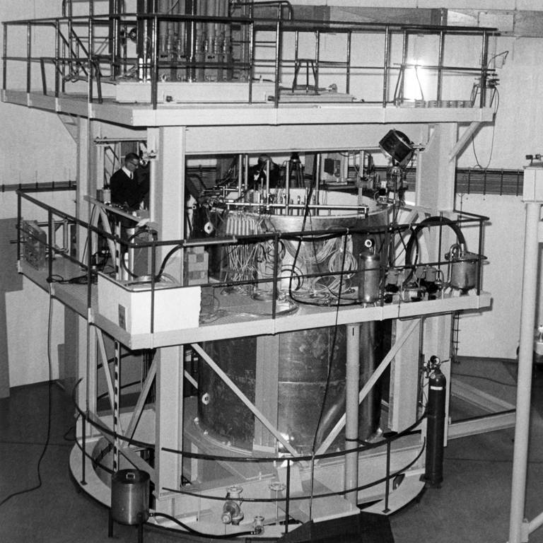 An der sogenannten Null-Leistung-Reaktoranlage werden im Kernforschungszentrum Geesthacht bei Hamburg am 8. November 1967 physikalische Experimente am Reaktorkern durchgeführt. Nach Abschluss der Versuche werden die 16 Brennelemente nach Kiel transportiert und in den Reaktor des ersten deutschen atomgetriebenen Schiffes, der "Otto Hahn", eingebaut.