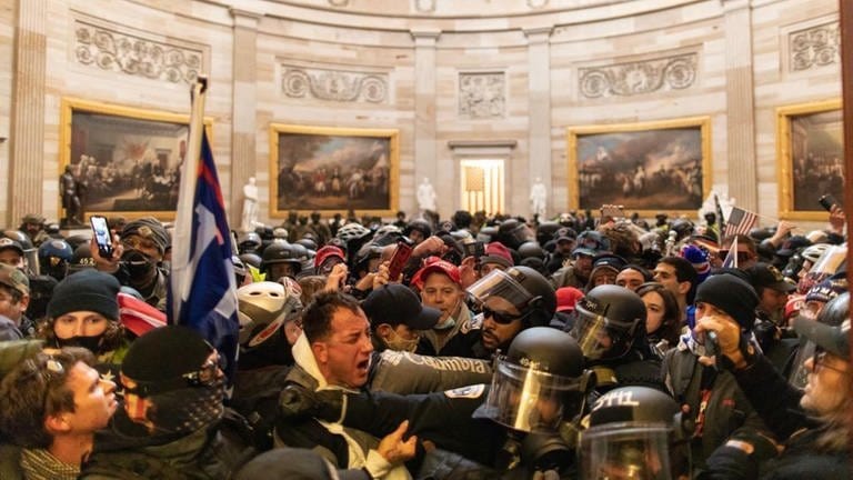 Die Polizei in Konfrontaion mit Unterstützern von US-Präsident Donald Trump, die die Sicherheitsvorkehrungen verletzten und am 6. Januar 2021 das Kapitol in Washington DC stürmten