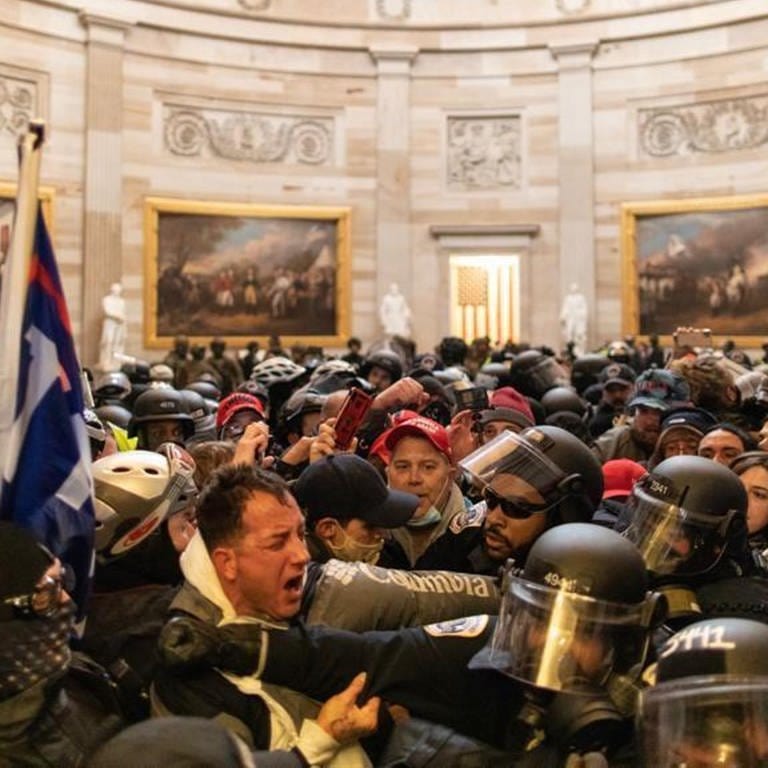 Die Polizei in Konfrontaion mit Unterstützern von US-Präsident Donald Trump, die die Sicherheitsvorkehrungen verletzten und am 6. Januar 2021 das Kapitol in Washington DC stürmten
