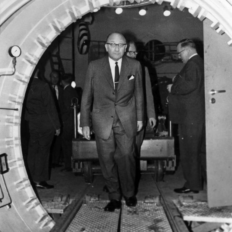 Atomminister Siegfried Balke in der Materialschleuse, die in das Reaktorgebäude führt. Balke stattete dem ersten deutschen Atomkraftwerk in Kahl am Main am 28. Oktober 1960, kurz vor der Inbetriebnahme, einen Besuch ab.