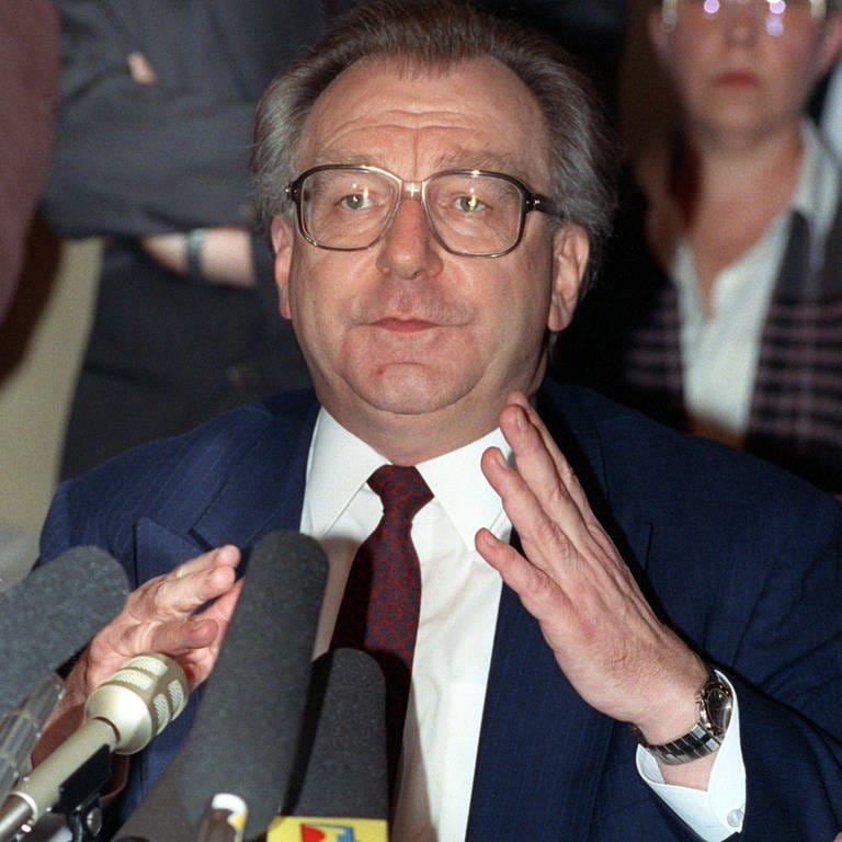 Pressekonferenz in Stuttgar: Der baden-württembergische Ministerpräsident Lothar Späth (CDU) trat am 13.1.1991 zurück. Er legte sein Amt mit sofortiger Wirkung nieder. Späth zog damit die Konsequenzen aus der sogenannten "Segeltörn-Affäre" und den damit verbundenen Vorwürfen, er habe sich Privatreisen von der Industrie bezahlen lassen.