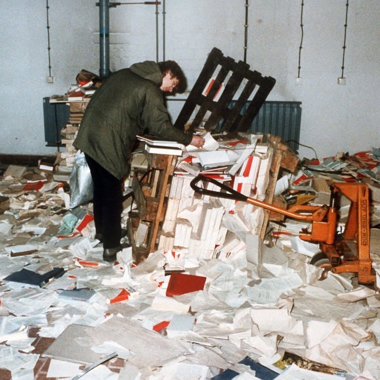 Das verwüstete ehemalige Amt für Nationale Sicherheit der DDR (Stasi) im Stadtteil Lichtenberg.  (Foto: dpa Bildfunk, Zentralbild)