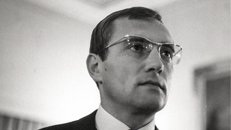 Rudolf Augstein im Mai 1965 bei einer Veranstaltung in Wien: Wegen der Spiegel-Affäre blieb er 103 Tage in Haft, am 7. Februar 1963 wurde er freigelassen