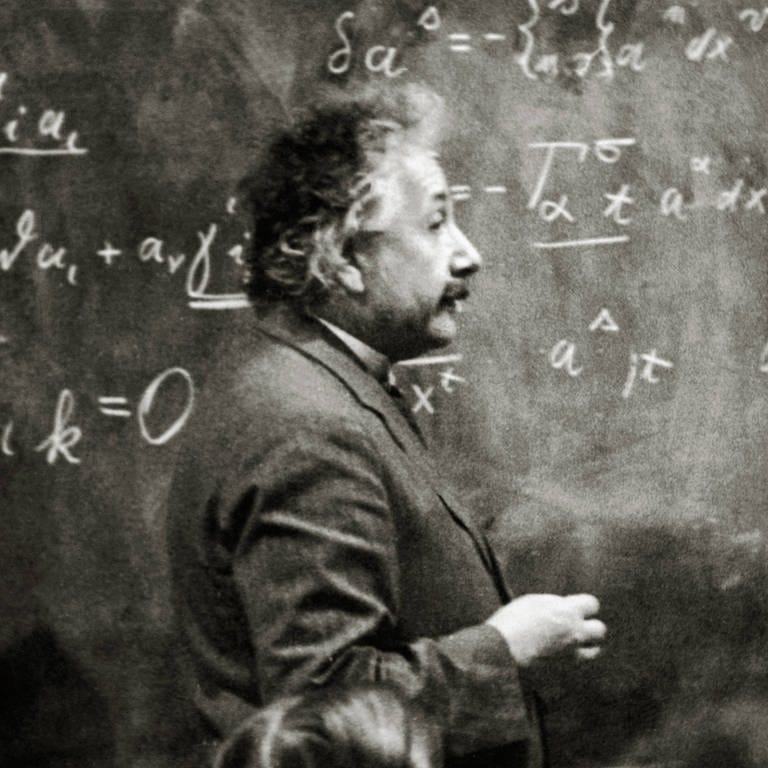 Albert Einstein um 1925. Der Physiker steht vor einer Tafel mit vielen Formeln (Foto: IMAGO, IMAGO / Cinema Publishers Collection)