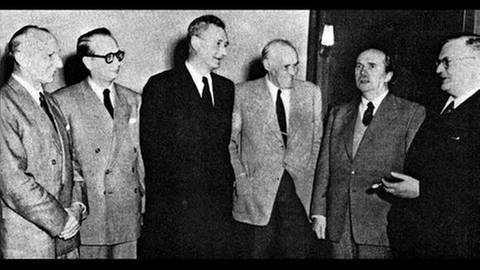Am 9. Juni 1950 taten sich sechs Radiosender zusammen, um eine Arbeitsgemeinschaft zu gründen. Es war die Geburtsstunde der ARD. Sechs unabhängige Sender legten den Grundstein für gemeinsame Programme und Sendungen. Die Gründerintendanten der ARD von links: Friedrich Bischoff (SWF), Walter Geerdes (RB), Eberhard Beckmann (HR), Rudolf von Scholtz (BR), Dr. Fritz Eberhard (SDR), Generaldir. Dr. h. c. Adolf Grimme (NWDR), Bremen.
