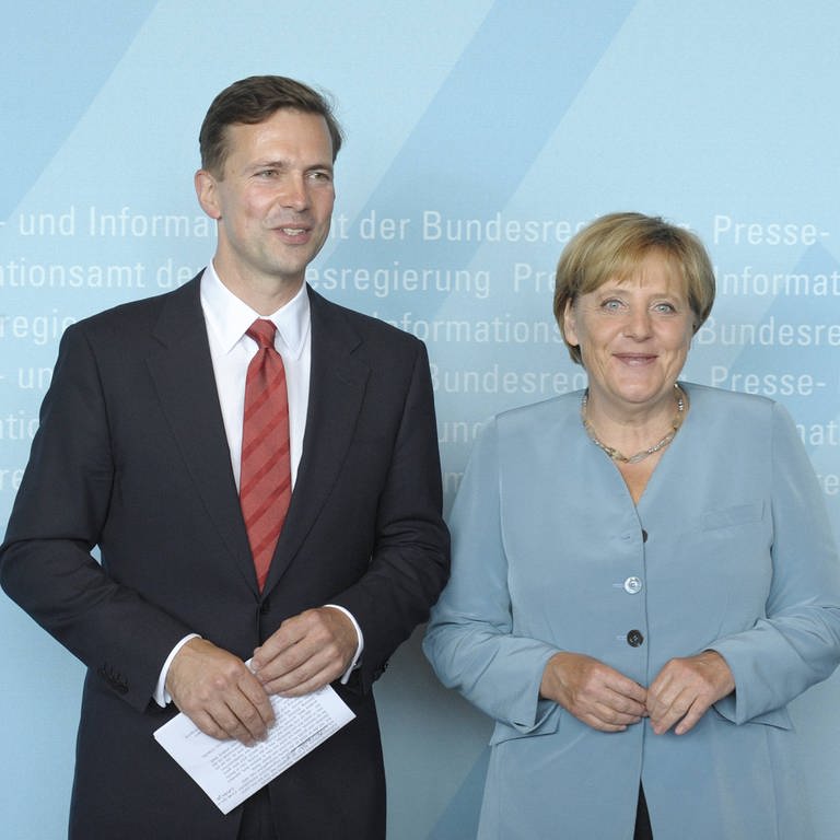 Bundeskanzlerin Angela Merkel (CDU) führte den neuen Regierungssprecher Steffen Seibert am 16. August 2010 in sein Amt ein. Seibert war zuvor Redakteur und Moderator der heute -Nachrichten im ZDF, seit 2007 moderierte er auch das heute journal  (Foto: IMAGO, IMAGO / epd)