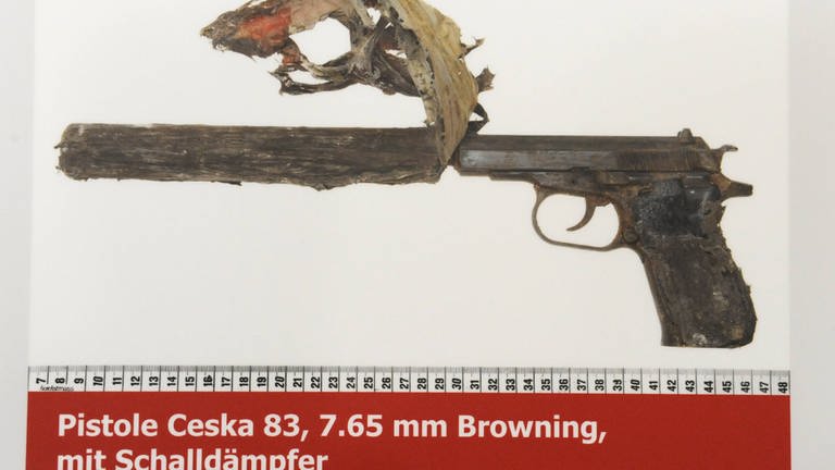 Fahndungsplakat des Bundeskriminalamtes mit einer Pistole Ceska 83, 7.65 mm Browning mit Schalldämpfer, eine der Waffen der NSU-Rechtsterroristen, am 1.12.11 in Karlsruhe bei einer Pressekonferenz über den Stand der Ermittlungen gegen die Zwickauer Terrorgruppe NSU.