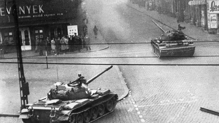 Sowjetische Panzer in den Straßen von Budapest im Oktober 1956 (Foto: IMAGO, IMAGO / Photo12)