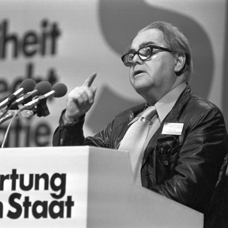 Als Gastredner hat der Schweizer Schriftsteller Max Frisch in seiner Rede die Delegierten zu mehr Demokratie als logische Folge der Abwehr des Terrorismus aufgerufen: SPD-Bundesparteitag in Hamburg am 17.11.1977