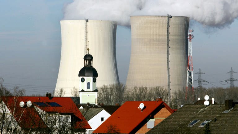 Fast ein Idyll: Die Kühltürme des Kernkraftwerks Philippsburg überragen den Ort Philippsburg mit seiner Kirche (2005)