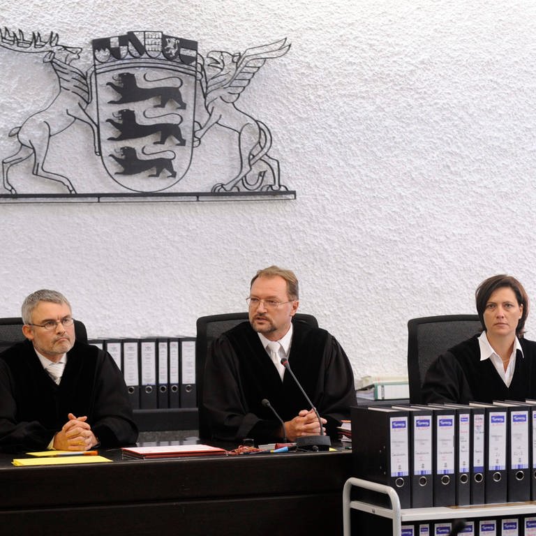 Der Vorsitzende Richter Rainer Skujat (M) und die Beisitzer Anne Harrschar (l) und Georg Boeckenhoff am 16.9.2010 in Stuttgart in einem Gerichtssaal des Landgerichts. Eineinhalb Jahre nach dem Amoklauf eines 17-jährigen Schülers in Winnenden und Wendlingen steht der Vater des Täters vor Gericht.