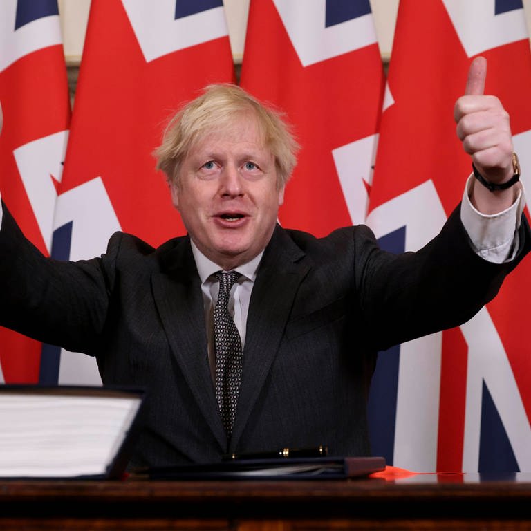 Der britische Premierminister Boris Johnson hält beide Daumen nach oben, nachdem er am 30. Dezember 2020 in Downing Street das Post-Brexit-Handelsabkommen unterzeichnet hat
