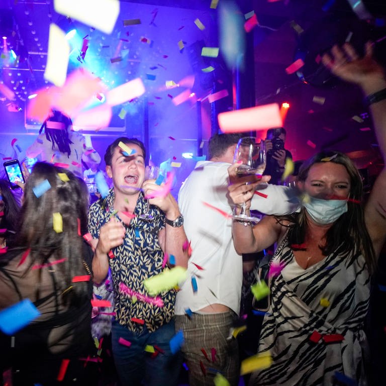 Junge Menschen tanzen kurz nach der Wiedereröffnung am 19. Juli 2021, dem "Freedom Day", im "The Piano Works" in London.  Nachtclubs, die seit März 2020 wegen der Corona-Pandemie geschlossen waren, können endlich wieder öffnen.