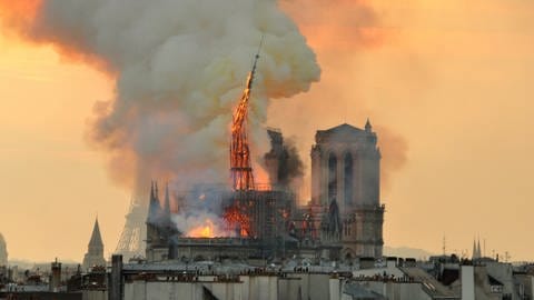 Beim Brand, der am 15. April 2019 in der Pariser Kathedrale Notre-Dame ausbrach, wurde auch der Vierungsturm zerstört. Er stürzte ein. (Foto: dpa Bildfunk, picture alliance/dpa/AP | Thierry Mallet)
