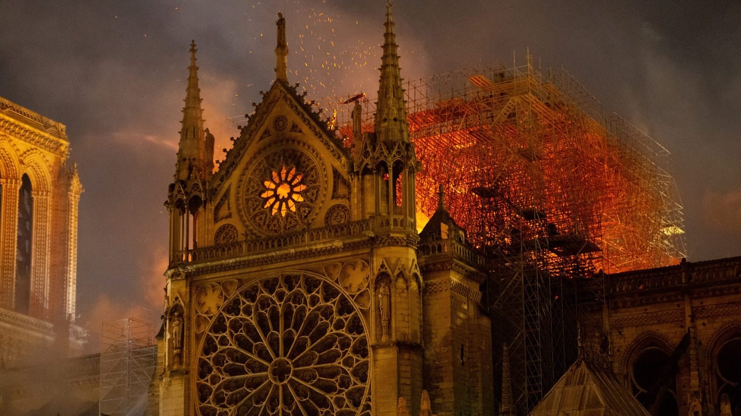 Am 15. April 2019 bricht ein Feuer in der berühmten Pariser Kathedrale Notre-Dame aus und richtet großen Schaden an (Foto: picture-alliance / Reportdienste, picture alliance/dpa | Gaël Dupret)