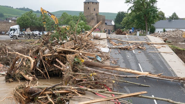 Zerstörte Ahrbrücke im Stadtteil Ahrweiler. Nach der Flut im Juuli 2021 in Bad Neuenahr-Ahrweiler  Rheinland-Pfalz beginnen im Stadtteil Ahrweiler die Aufräumarbeiten. 