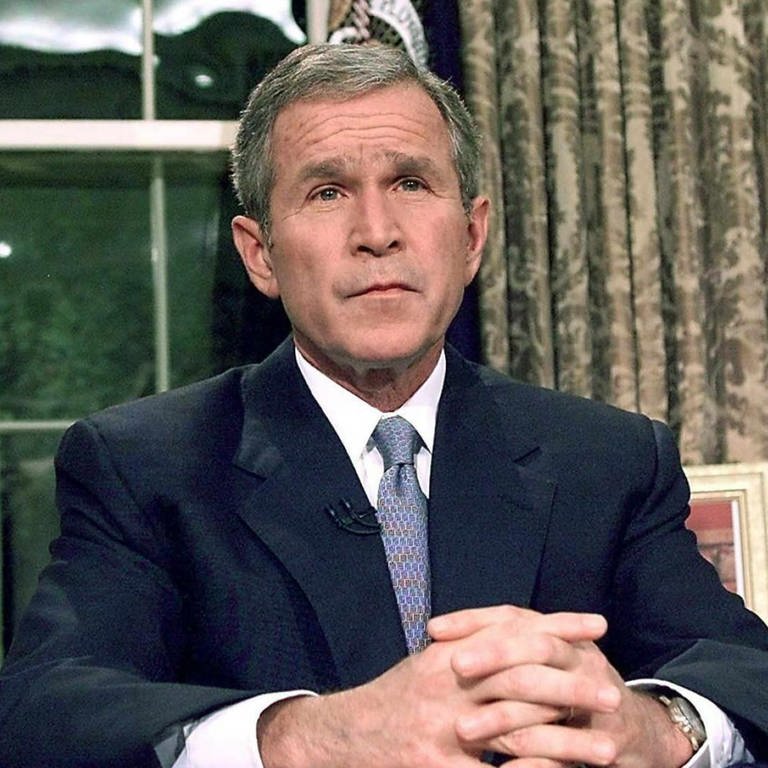 Am Abend des 11. September 2001 wendet sich US-Präsident George W. Bush vom Oval Office aus in einer Rede an die Nation an das US-amerikanische Volk (Foto: picture-alliance / Reportdienste, picture-alliance / dpa | Tim_Sloan)