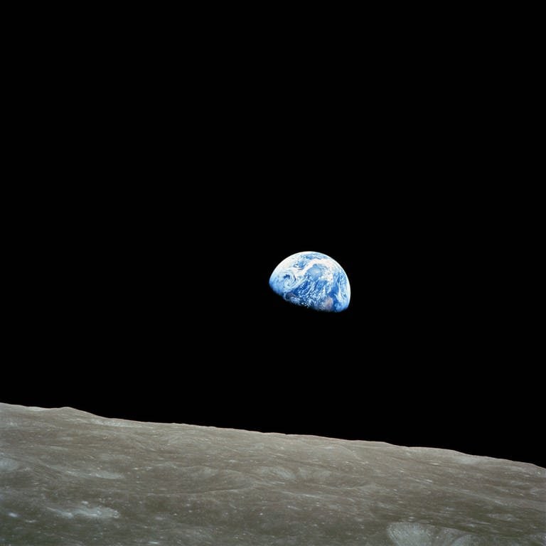 Ansicht des Planeten Erde vom Mond aus im Weltraum am 24. Dezember 1968 fotografiert. Die Apollo-8-Crew – Frank Borman, James Lovell und William Anders –wurde am 21. Dezember 1968 auf einer Saturn-V-Rakete gestartet, umkreiste den Mond zehnmal und kehrte am 27. Dezember 1968 zur Erde zurück. Die Astronauten waren die ersten, die die Erde aus dem Weltraum fotografierten. 