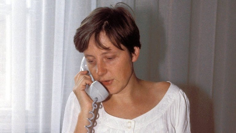 Angela Merkel, stellvertretende Regierungssprecherin der Regierung Lothar de Maizièree, im Mai 1990 am Telefon