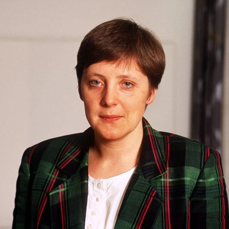 Angela Merkel (CDU), Ministerin für Frauen und Jugend, 1991 in ihrem Büro in Bonn