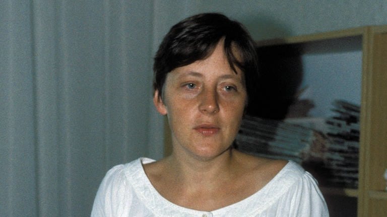Angela Merkel,  stellvertretende Regierungssprecherin der Regierung Lothar de Maiziere, 1990