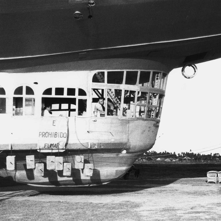 Luftschiff "Graf Zeppelin" 1936 in Brasilien. Blick auf die Führergondel des Luftschiffs LZ 127 (Rio Grande do Sul  Brasilien) mit dem Hinweisschild "Prohibido fumar" – Rauchen verboten