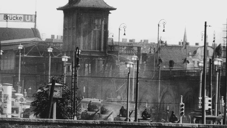 Sowjetische Panzer, deren Geschütze auf den Westsektor gerichtet sind, stehen am 13.8.1961 an der Warschauer Brücke im Ostsektor von Berlin. Der direkte S- und U-Bahnverkehr wurde unterbrochen. An fast allen Grenzübergängen werden Stacheldraht-Sperren errichtet. 